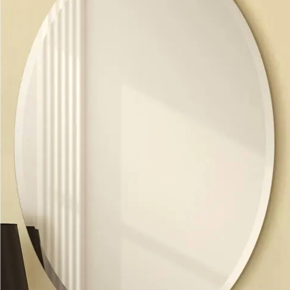 Excellent condition glass oval mirror is good for guest bath or anywhere.